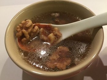 step4: 把所有材料放入12碗水用文火煲3小時，因個人口味加小量鹽