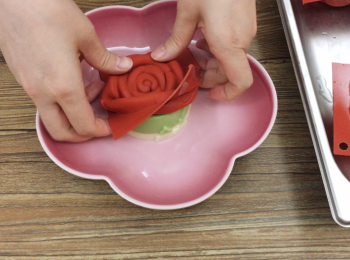 step11: 之後甩模就變成雙色<span class="group_2">班蘭<span class="group_3">椰汁糕</span></span>。