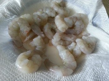 step1: 急凍蝦仁解凍洗淨後,用廚房紙索乾水份(水份必須要夠乾,否則會影響彈牙)