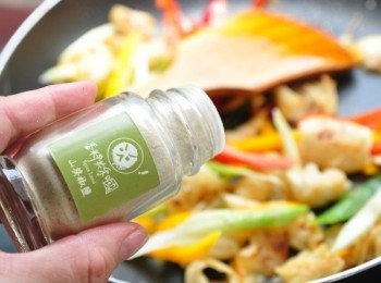 step4: 灑上山葵椒鹽及少許鹽巴調味即可 PS:山葵椒鹽本身有鹹度，所以用量多時鹽巴可以不必加入。