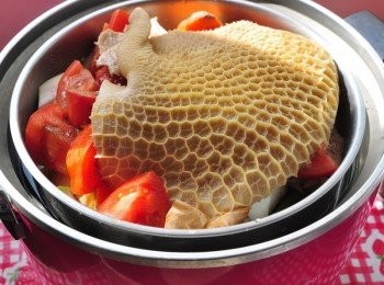 step5: 連同川燙過的牛肚放入電鍋中，以外鍋約7分滿水位開始燉煮至電源跳起後再加入外鍋200cc水燉煮至電源跳起即可