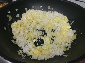 step6: 使蛋花平均分佈在飯內; 下糖鹽調味及試味