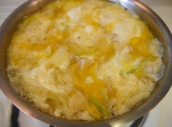 step6: *雞肉全熟先加半份蛋液，等蛋液八九分熟再加入剩下的蛋液。