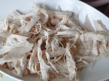 step2: 備料2:<a href="https://bit.ly/3EZL8dD" target="_blank" data-keyword="雞胸" class="guide-link"><strong>雞胸</strong></a> <span style="display:inline-block;vertical-align:middle;margin-top:-3px;color:initial;border-radius:3px;padding:2px 3px;font-size:12px;line-height:14px;background:#87d300;color:#fff;">即買</span> 肉可買現成的醃雞撕成細絲