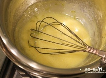 step5: 以隔水加熱的方式，中小火一邊攪拌，一邊煮至濃稠後(此時中心溫度約80度C左右)關火。