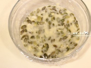 step6: 蓋上保鮮膜，入冰箱冷藏至少30分鐘。