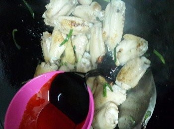 step7: 倒入生抽、老抽