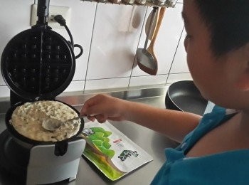 step3: 鬆餅機遇熱抹上一些油~將攪拌好的麵糊倒入(大約3分鐘後在蓋上蓋子~