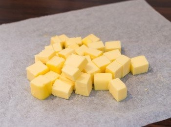 step1: 批皮做法： 把無鹽牛油切成約 1 厘米邊長方粒，置於雪櫃備用。