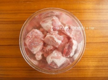 step1: 首先將排骨浸泡在水中30分鐘，去除血水與腥味。