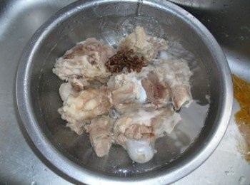 step4: 將大棒骨撈出用冷水沖洗乾淨。