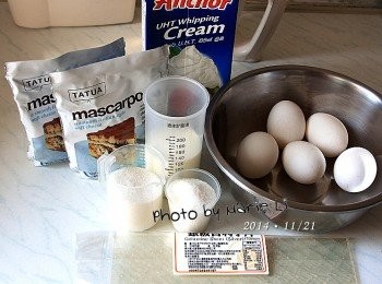 step1: 所有<span class="group_1">食材</span>量秤好
馬斯卡朋乳酪放室溫下讓它完全回溫軟化，備用。
蛋黃五顆打散在碗裡，備用。

準備一盆放有冰塊的冰水，準備泡吉利丁用。
※先別泡，吉利丁泡太久會化掉。等要用時再泡。

鮮奶油還沒要用時先冰在冰箱冷藏以免退涼就不容易打發。

※動物性鮮奶油必需選擇(乳脂肪含量35%以上)的比較容易打發。