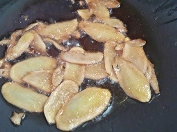 step2: 起油鍋爆香薑片要小火,免得薑片焦掉會變苦