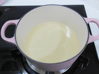 step11: 鍋中倒入油~開始熱鍋^^