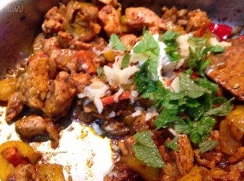 step7: 起鍋前加入無糖（希臘）優格跟切碎的薄荷葉