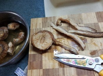 step1: 冬菇洗淨用水浸軟,用較剪由冬菇邊開始剪起,剪成一條長度後,再剪出一段段(不要剪太厚身)