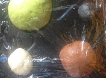 step3: 將麵團滾圓，收口向下放回攪拌盆內及蓋上保鮮紙進行第一次發酵直至2倍大(* 最佳溫度約為40度。麵包課老師說發酵所需時間，該是麵團發酵至目測的2倍大才合符標準)