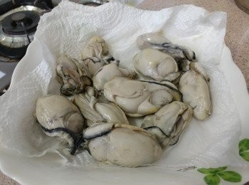 step4: 將蠔肉沖洗乾淨， 抹乾備用