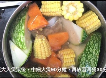 step4: 西施骨出水洗淨, 
將所有材料(除了雪耳)，放入煲中隨水大火煲滾