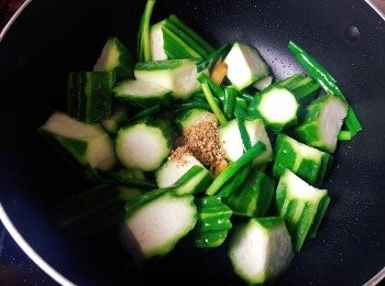 step8: 加入勝瓜及胡椒略炒