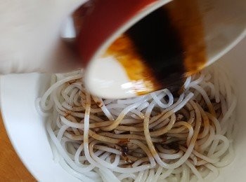 step6: 將「<span class="group_3">熱拌醬汁</span>」與米線拌勻。