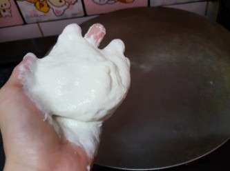 step3: 鍋洗淨，燒熱，煎前又要將麵團順時針拍打幾下，之後拎一塊在手上甩勻