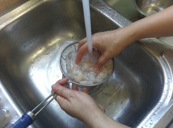 step2: 一面沖一面用手搓擦止呈透明