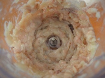 step2: 魷魚去掉內臟、去膜和魷魚頭，洗淨抹乾水份後放入攪拌機打至起膠。