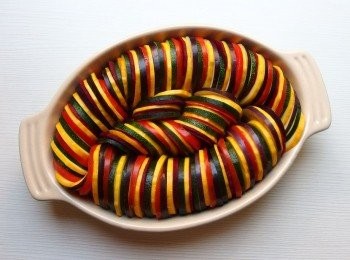 step4: 準備喜歡的烤盤或淺鍋,一一將切好的蔬菜片,以各種不同的顏色做排列。