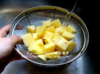 step6: 薯仔去皮切細件 , 再用水沖一沖洗及瀝乾