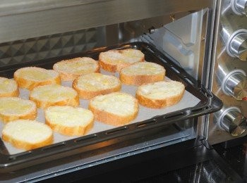 step5: 放入烤箱烘烤約15分鐘(烤至表面金黃酥脆即可)。