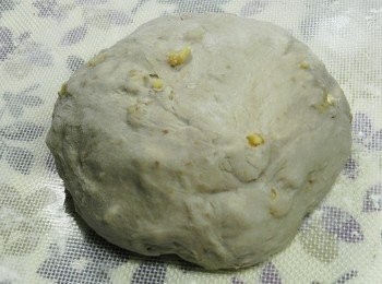 step3: 將所有材料(除了核桃)入麵包機攪拌缸中，選擇麵團功能（福樂牌麵包機是功能八），等待第一次發酵完，再倒入烤好的核桃，選擇一次麵團功能，待麵包機把麵團與核桃拌勻後就可取出