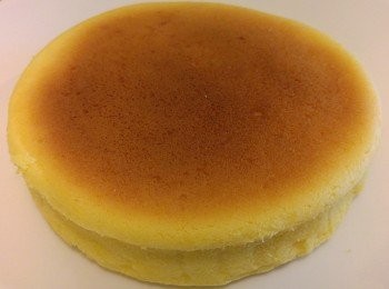 step5: 另準備一個大焗盆加入熱水，水位約半吋，蛋糕先用錫紙封面焗20分鐘，之後先拎走封面錫紙，加時再焗到蛋糕面顏色滿意，時間自己目測，之後再較低爐温120度，再焗約20分鐘左右,用竹簽測試熟透未，如果竹簽拔出乾淨，就代表巳熟透。