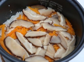 step2: 先好米，加入蘿蔔絲和香菇片。(想再高纖一點，可混合糙米同煮。)