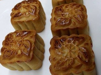step1: 把糖漿、梘水、生油放入盤中拌勻,篩進麵粉,用膠刮輕輕拌勻,用保鮮紙蓋著麵團，放室內靜置 1小時