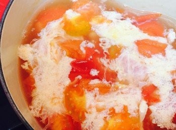 step3: 倒入蛋漿，慢慢攪拌成蛋花。加生抽調味及少許糖提味。加入葱花拌勻熄火，澆上麻油即成。