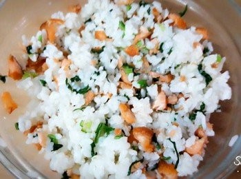 step2: 鮭魚先用鹽醃半天 , 下鍋煎香再拆肉 ; 菠菜洗淨汆燙30秒後拿出沖冷開水 , 擠乾水份 , 再切碎 , 和熱白飯拌勻