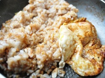 step7: 再以鍋鏟快速均勻拌炒，讓醬汁沾裹米飯