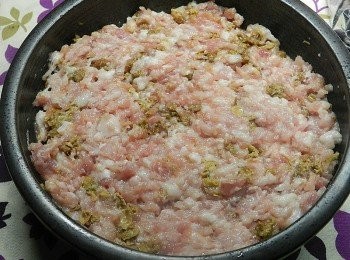 step3: 加入調味料與絞肉，充分拌勻