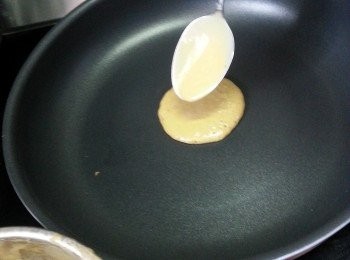 step5: 先用中火燒熱平底鑊,不用落油(將手平放在鑊中間約1吋距離,手感覺熱就要轉最細火,用1湯匙粉漿由鑊中間慢慢倒入