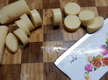 step8: 當蝦膠雪好後,就可以釀上玉子豆腐上,將豆腐切一片片,切約1cm闊