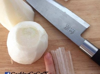 step2: 把蘿蔔1/3條切條，其餘刨絲。刨蘿蔔絲出的水備用。