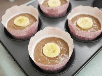 step8: 將適量麵糊倒入烤杯中，中間擺上香蕉片後輕壓下去。

放入預熱170度烤箱烤約20-25分鐘即完成 ♪