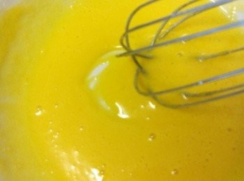 step2: 製作蛋黄糊：

蛋黃加入砂糖攪拌至溶解。先加入水，攪拌均勻後再加入油持續攪拌至細膩狀態。