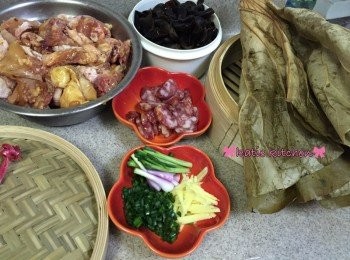 step1: 滑雞加入醃料醃約1小時或以上，薑切絲、薑切粒、臘腸切片, 雲耳先浸水發大汆水後瀝乾備用