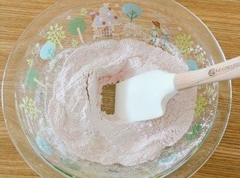 step2: 混合後，在中間挖洞，約分三次加入牛奶或豆奶。 (用微溫的奶粉漿較幼滑)