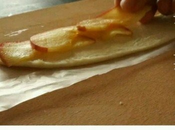 step6: 在飛餅上擺上蘋果片，在刷上糖水
