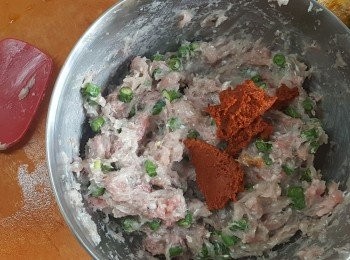 step4: 加入豆角及藍象紅咖哩醬拌勻。