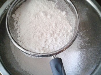 step1: 先把麵粉，泡打粉拌勻備用