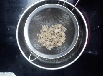 step5: 將雞湯及水下鍋煮沸，先下豬肉碎煮5分鐘後撈起備用